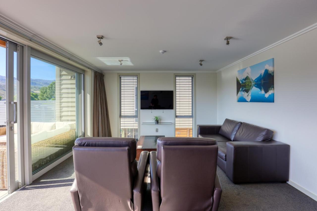 קרומוול Marsden Lake Resort Central Otago מראה חיצוני תמונה A living room in a typical apartment at the hotel