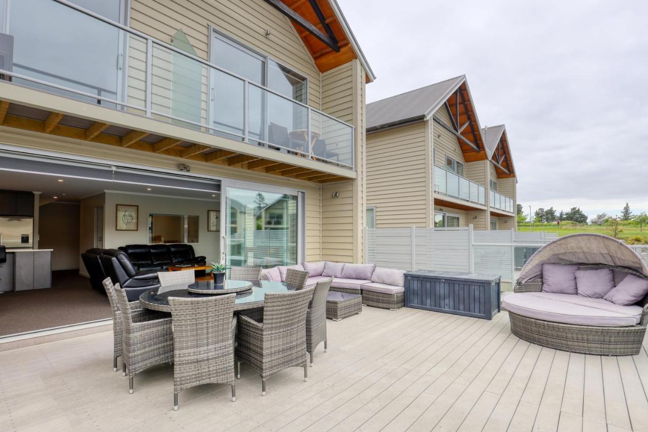 קרומוול Marsden Lake Resort Central Otago מראה חיצוני תמונה A composite wood deck