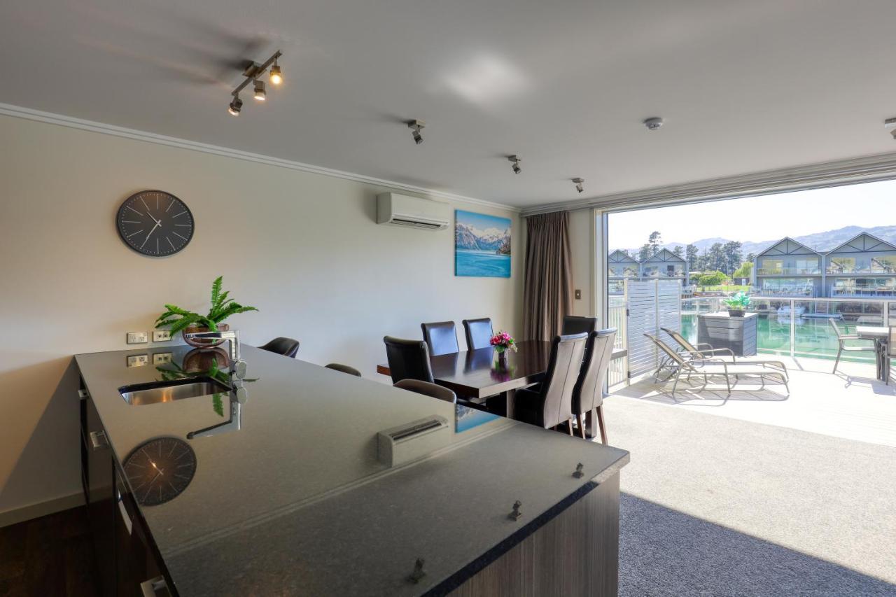 קרומוול Marsden Lake Resort Central Otago מראה חיצוני תמונה A kitchen in a modern apartment