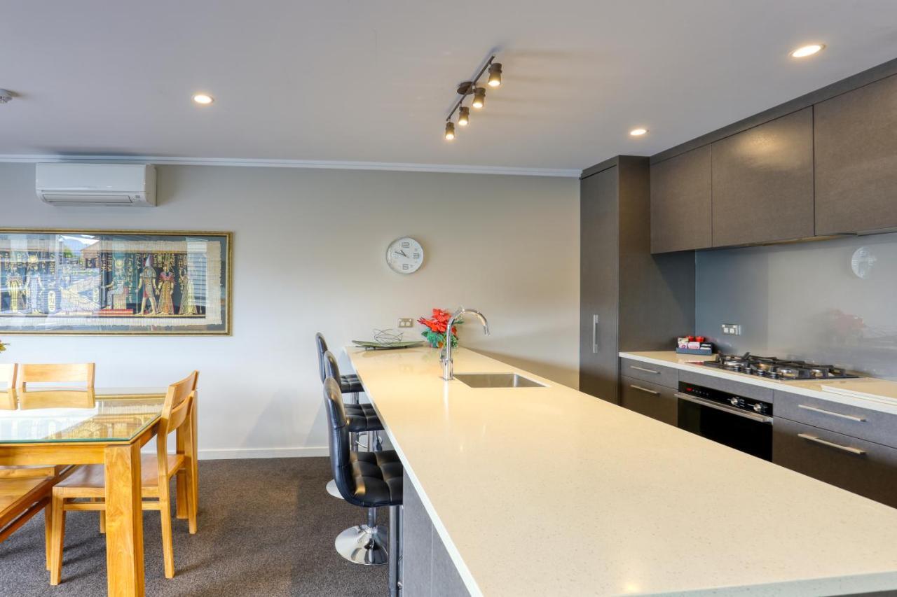 קרומוול Marsden Lake Resort Central Otago מראה חיצוני תמונה A modern kitchen