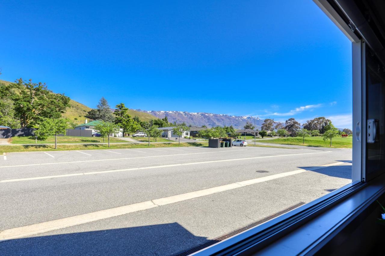 קרומוול Marsden Lake Resort Central Otago מראה חיצוני תמונה View from the station