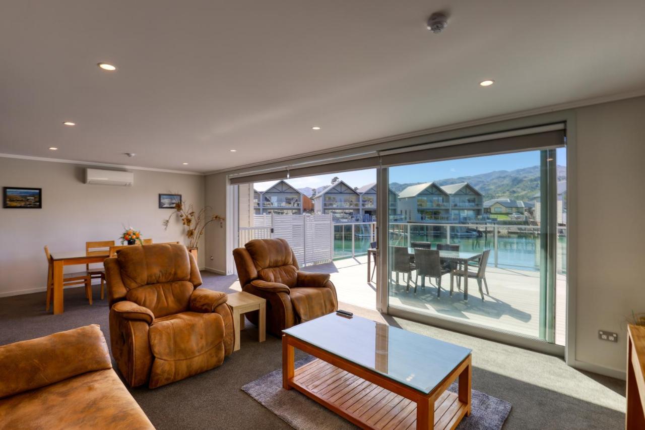 קרומוול Marsden Lake Resort Central Otago מראה חיצוני תמונה A living room with sliding doors