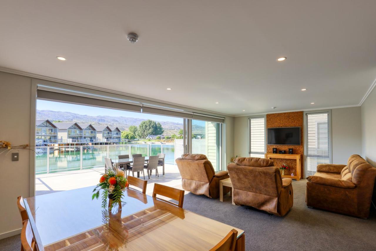 קרומוול Marsden Lake Resort Central Otago מראה חיצוני תמונה A living room in a typical apartment at The Lakes Resort
