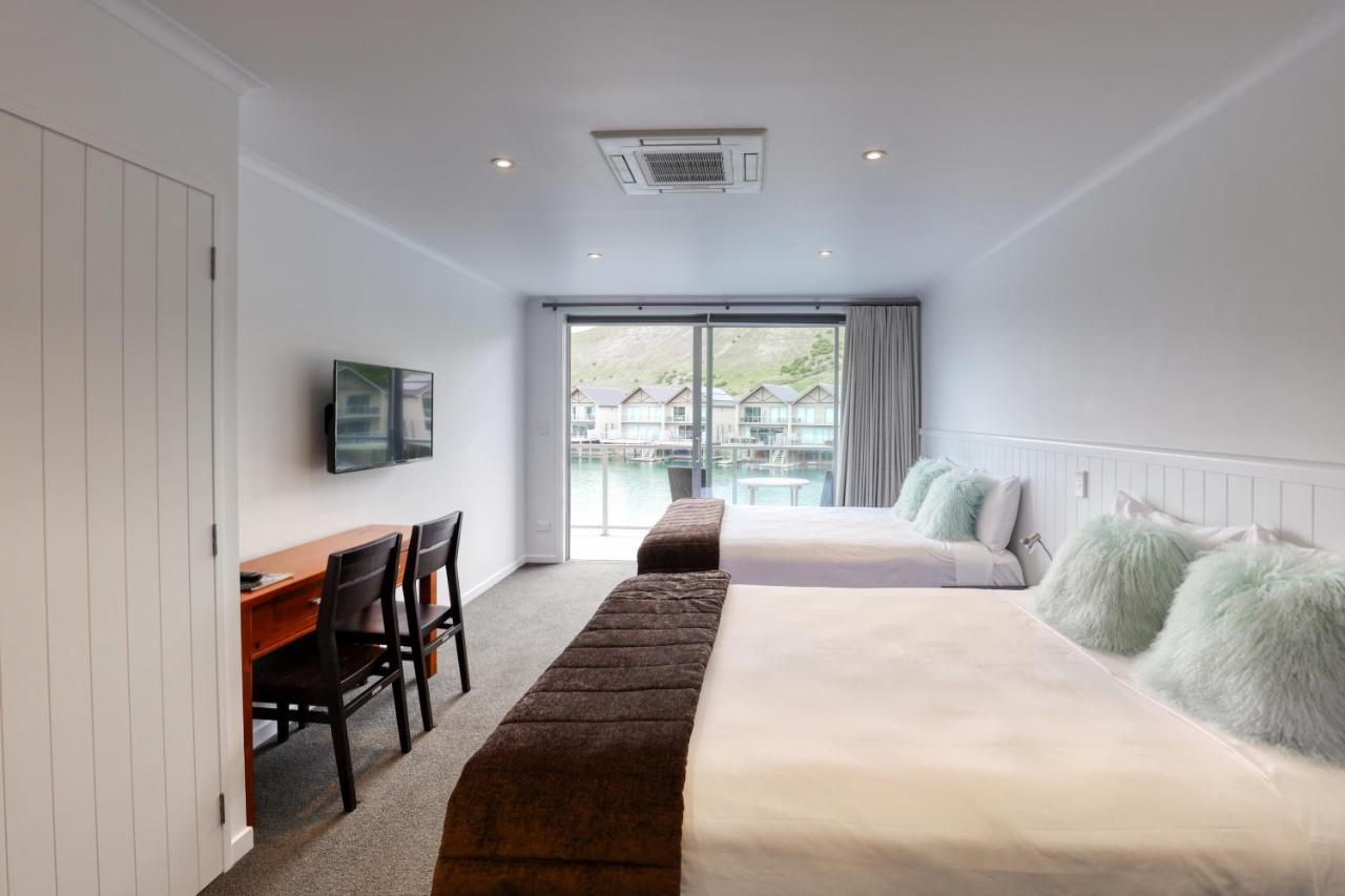 קרומוול Marsden Lake Resort Central Otago מראה חיצוני תמונה A typical room at the Bayview Hotel