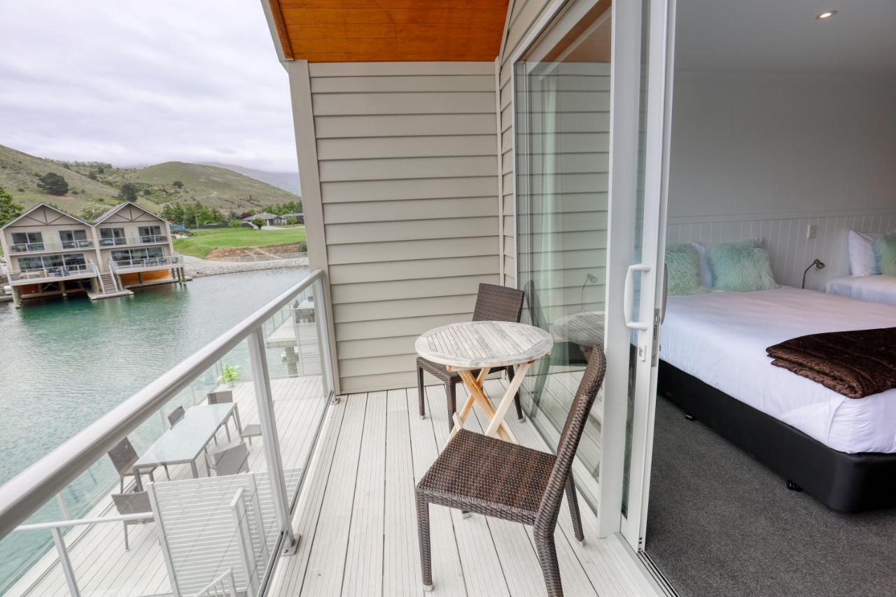 קרומוול Marsden Lake Resort Central Otago מראה חיצוני תמונה A balcony in a hotel
