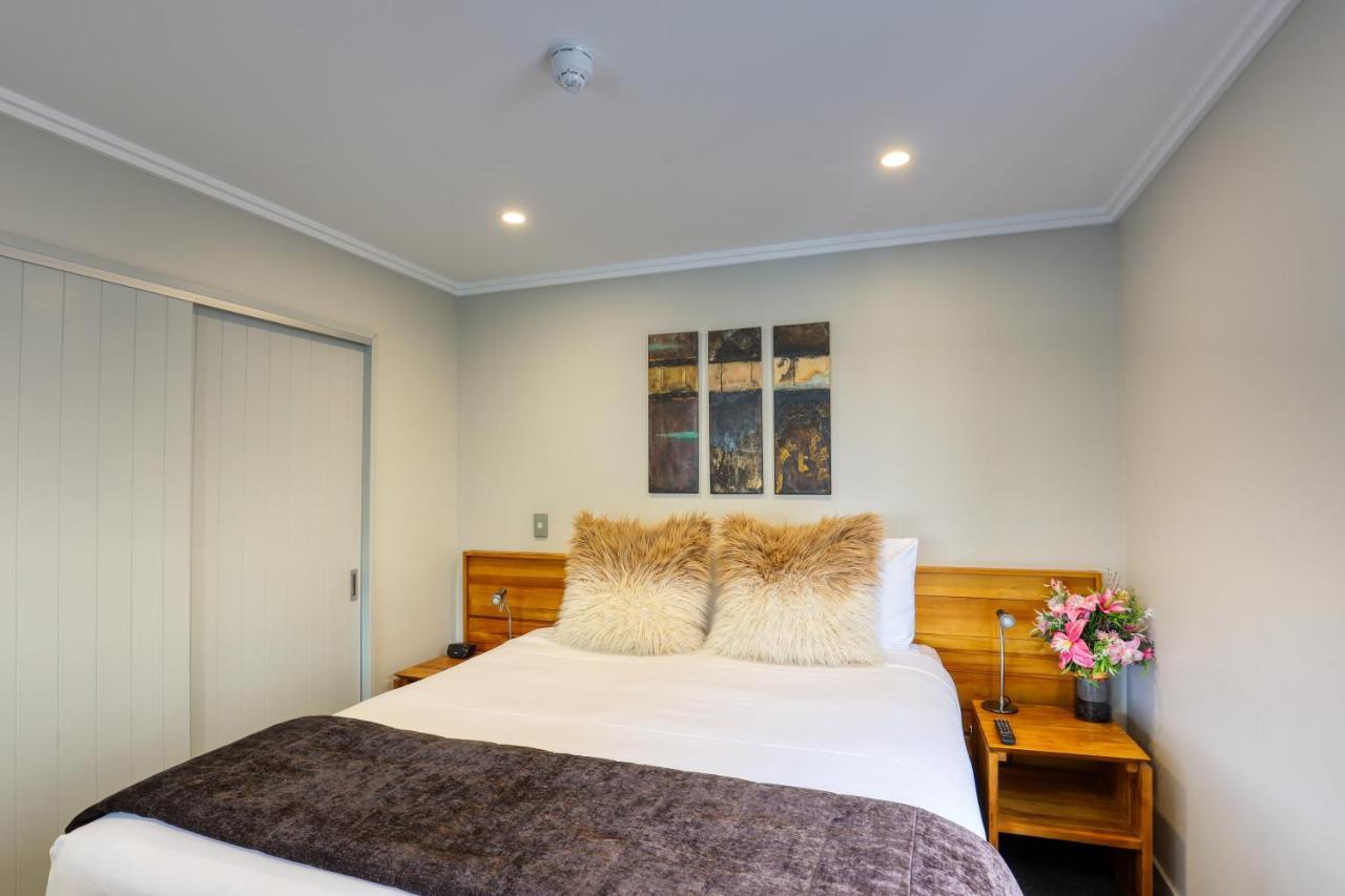 קרומוול Marsden Lake Resort Central Otago מראה חיצוני תמונה A bedroom at the hotel