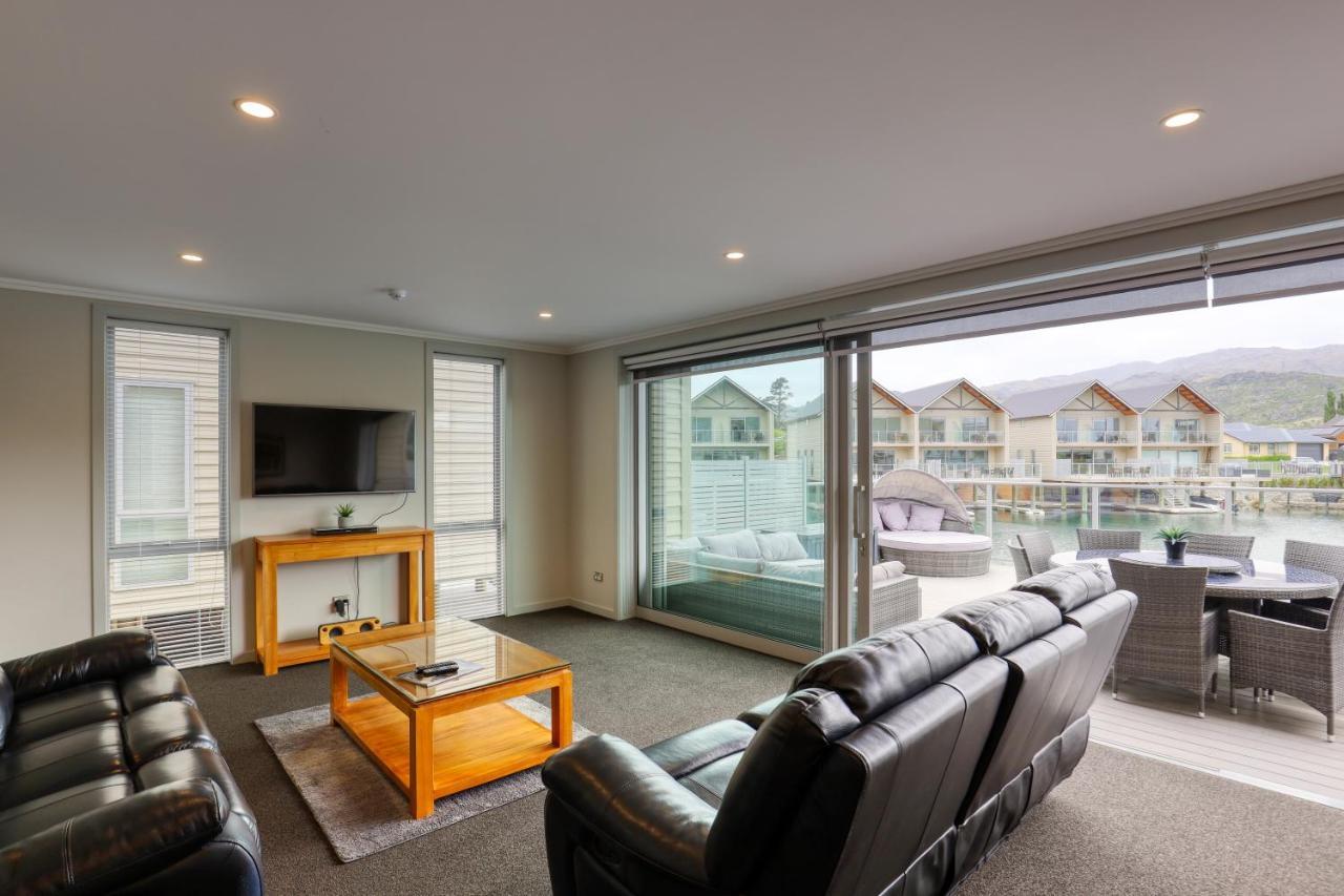 קרומוול Marsden Lake Resort Central Otago מראה חיצוני תמונה Living room with sliding doors
