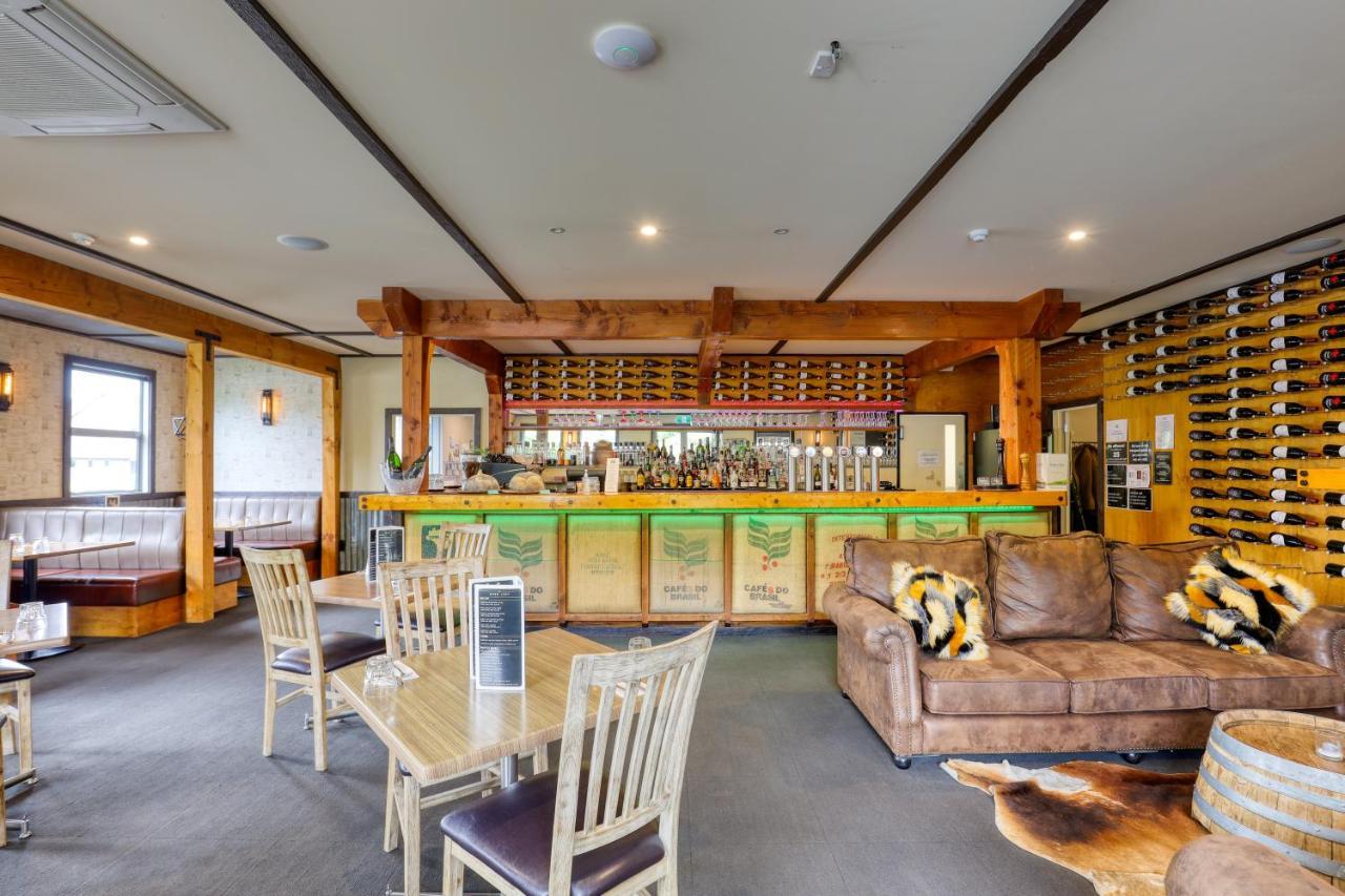 קרומוול Marsden Lake Resort Central Otago מראה חיצוני תמונה The bar at the restaurant