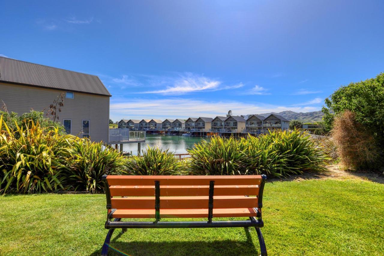 קרומוול Marsden Lake Resort Central Otago מראה חיצוני תמונה A bench at the lake