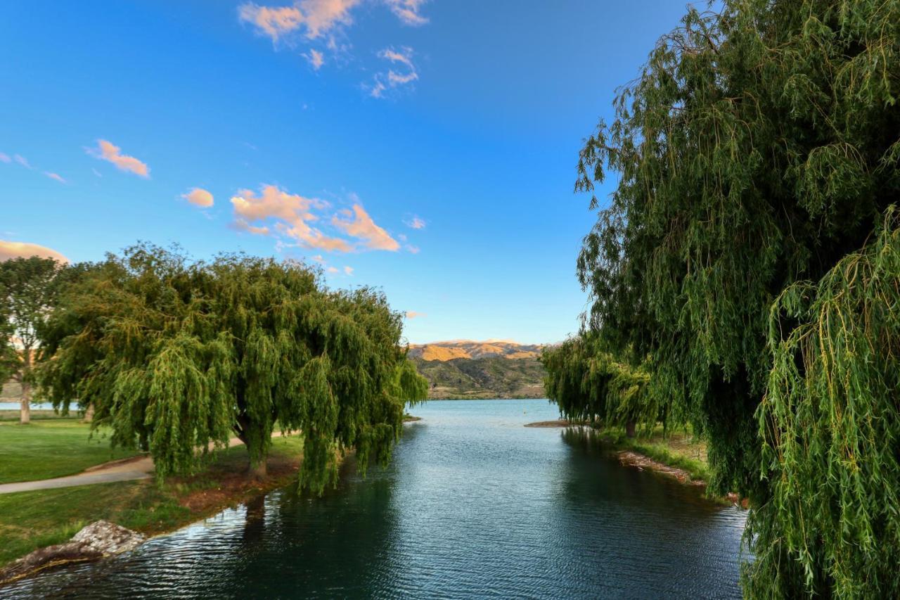 קרומוול Marsden Lake Resort Central Otago מראה חיצוני תמונה View of the lake from the dam