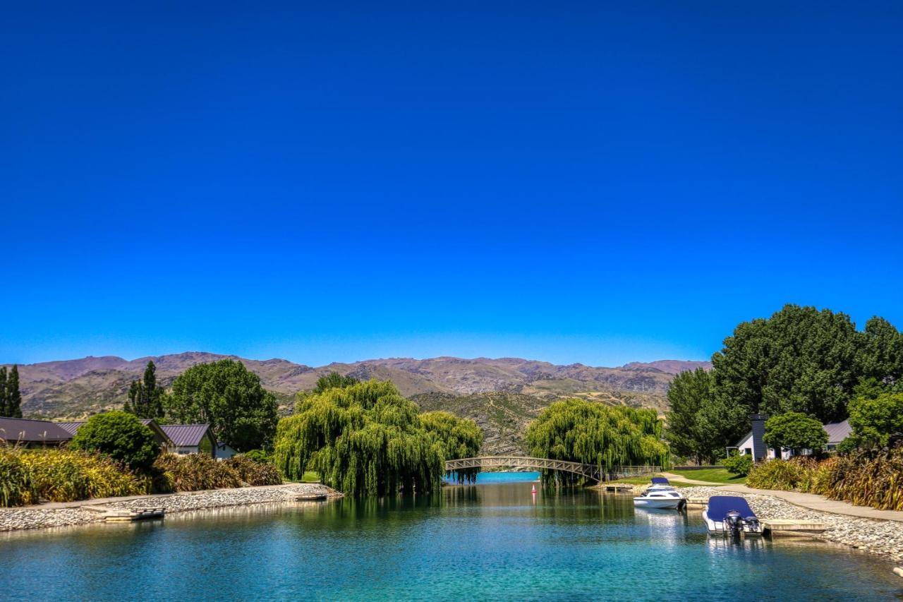 קרומוול Marsden Lake Resort Central Otago מראה חיצוני תמונה View of the lake from the town