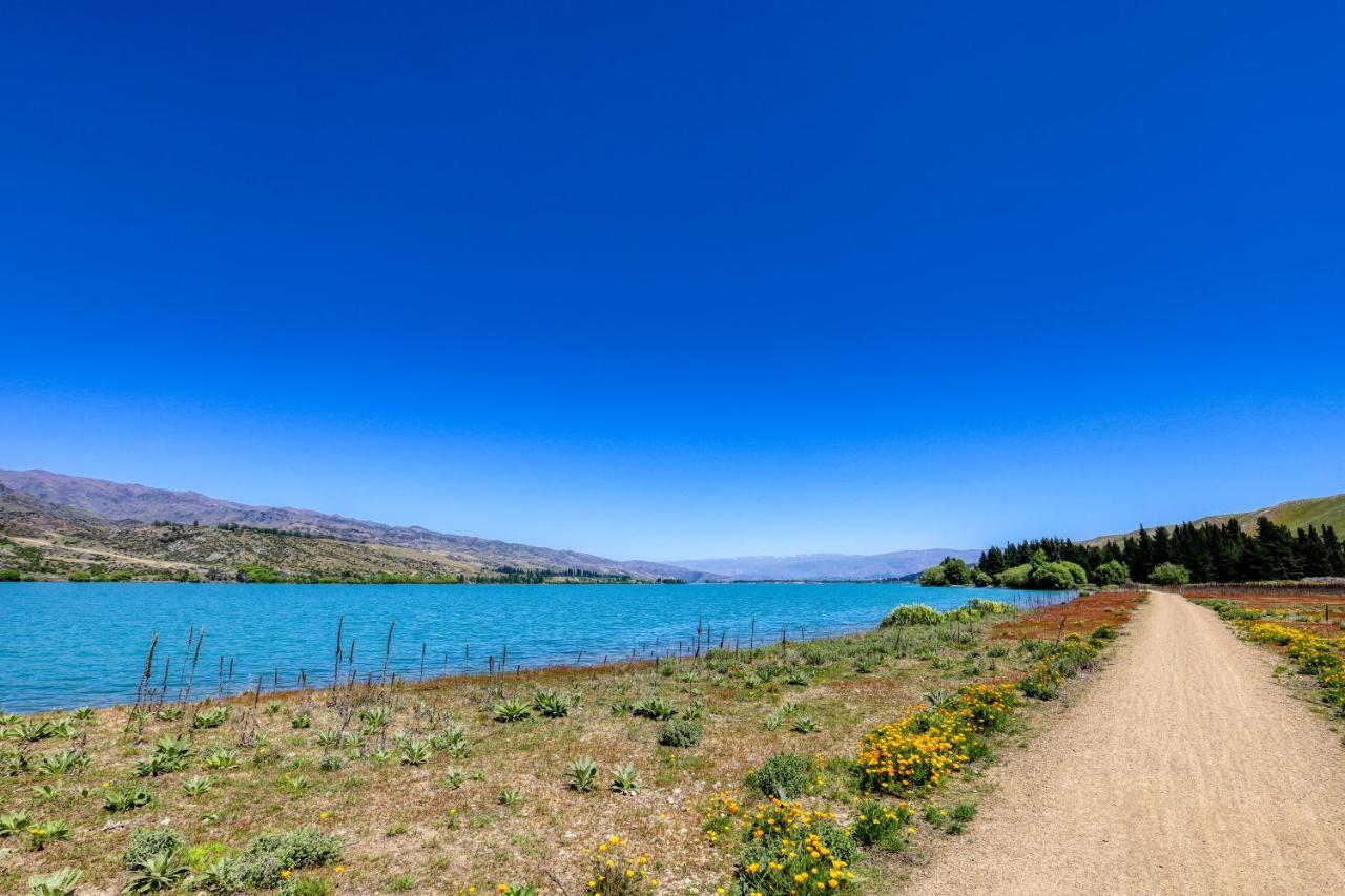 קרומוול Marsden Lake Resort Central Otago מראה חיצוני תמונה View of the lake from the shore